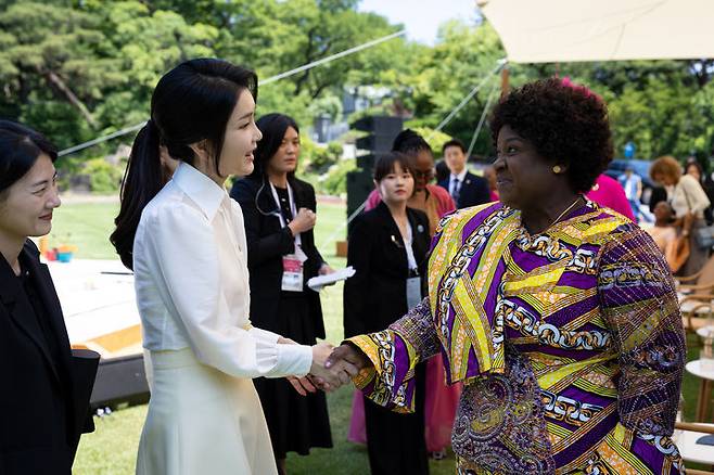 [서울=뉴시스] 조수정 기자 = 윤석열 대통령 부인 김건희 여사가 4일 청와대 상춘재에서 열린 한-아프리카 정상회의 참석 정상 배우자 행사를 마친 뒤 모잠비크 영부인 이자우라 공살루 페하옹 뉴지와 작별인사를 하고 있다. (사진=대통령실 제공) 2024.06.04. photo@newsis.com *재판매 및 DB 금지