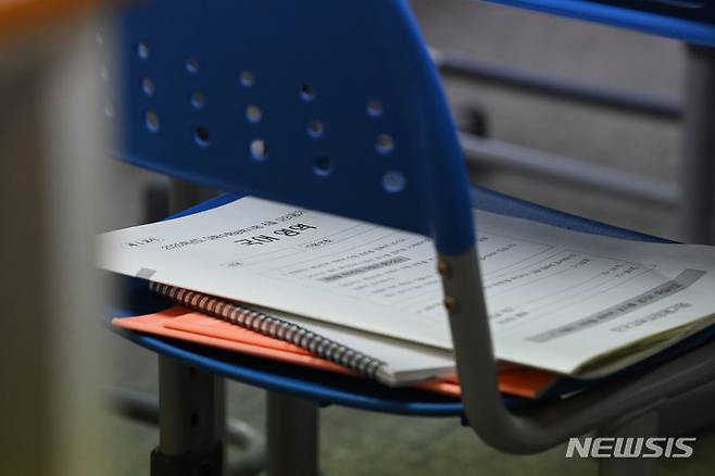 [서울=뉴시스] 정병혁 기자 = 2025학년도 대학수학능력시험 6월 모의평가가 열린 4일 오전 서울 양천구 목동 종로학원에서 수험생 옆 의자에 국어 시험지가 놓여 있다.(공동취재) 2024.06.04. photo@newsis.com