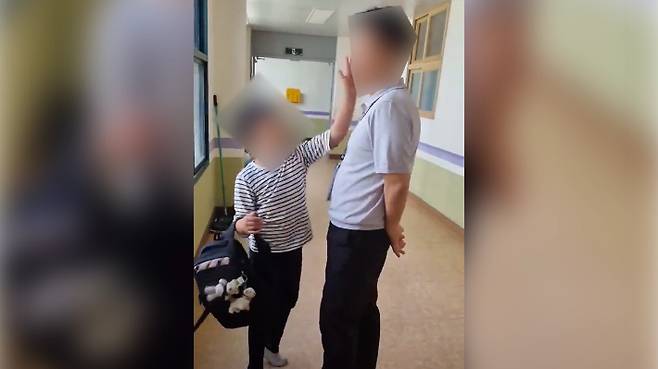 전주의 한 초등학교 3학년 학생이 무단 조퇴를 제지하는 교감의 뺨을 때리고 있다. 전북교사노동조합 제공