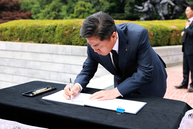 조근수 경남농협 본부장이 3일 충혼탑을 참배하고 방명록을 작성하고 있다.