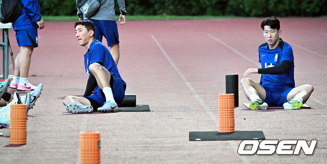 [OSEN=비샨(싱가포르), 조은정 기자] 김도훈 임시 감독이 이끄는 한국 축구대표팀은 3일(이하 한국시간) 오후 8시부터 싱가포르 비샨에 위치한 비샨 스타디움에서 2026 국제축구연맹(FIFA) 북중미 월드컵 아시아 2차 예선 C조 5차전 싱가포르와 맞대결을 앞두고 첫 현지 훈련에 나섰다.한국과 싱가포르의 경기는 오는 6일 오후 9시 싱가포르 더 내셔널 스타디움에서 킥오프 한다.한국 축구대표팀 정우영, 손흥민이 몸을 풀고 있다. 2024.06.03 / cej@osen.co.kr