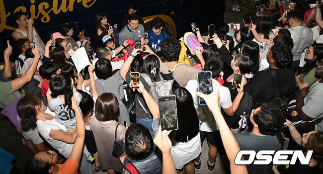 [OSEN=비샨(싱가포르), 조은정 기자] 김도훈 임시 감독이 이끄는 한국 축구대표팀은 4일(이하 한국시간) 오후 8시부터 싱가포르 비샨에 위치한 비샨 스타디움에서 2026 국제축구연맹(FIFA) 북중미 월드컵 아시아 2차 예선 C조 5차전 싱가포르와 맞대결을 앞두고 현지 훈련에 나섰다.한국과 싱가포르의 경기는 오는 6일 오후 9시 싱가포르 더 내셔널 스타디움에서 킥오프 한다.훈련을 마친 대표팀 이강인이 퇴근길에 사인을 해주고 있다. 2024.06.04 / cej@osen.co.kr