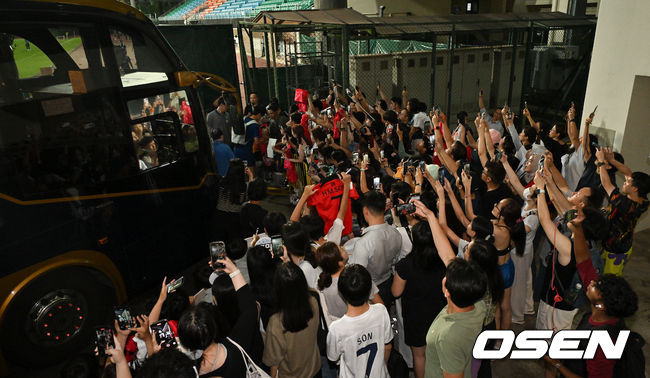 [OSEN=비샨(싱가포르), 조은정 기자] 김도훈 임시 감독이 이끄는 한국 축구대표팀은 4일(이하 한국시간) 오후 8시부터 싱가포르 비샨에 위치한 비샨 스타디움에서 2026 국제축구연맹(FIFA) 북중미 월드컵 아시아 2차 예선 C조 5차전 싱가포르와 맞대결을 앞두고 현지 훈련에 나섰다.한국과 싱가포르의 경기는 오는 6일 오후 9시 싱가포르 더 내셔널 스타디움에서 킥오프 한다.팬들이 훈련을 마친 대표팀을 향해 환호하고 있다. 2024.06.04 / cej@osen.co.kr