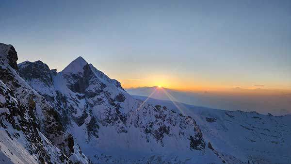 원정대원들이 가장 반기는 것은 태양이었다. 태양이 뜨면 원정의 시작을 알렸다. 정상 등정에 나선 대원들이 숨 가쁜 사투를 벌이면서도 쥬갈 히말라야 산군 사이로 비춘 일출의 순간을 놓치지 않았다.