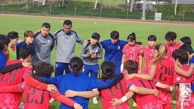 어깨동무를 하고 결의를 다지는 한국 U-20 축구대표팀 선수들