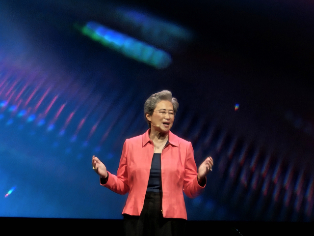 리사 수 AMD CEO가 3일(현지시간) 대만 타이베이 난강전시관에서 열린 '컴퓨텍스 2024' 기조연설에서 발표하고 있다. 허진 기자