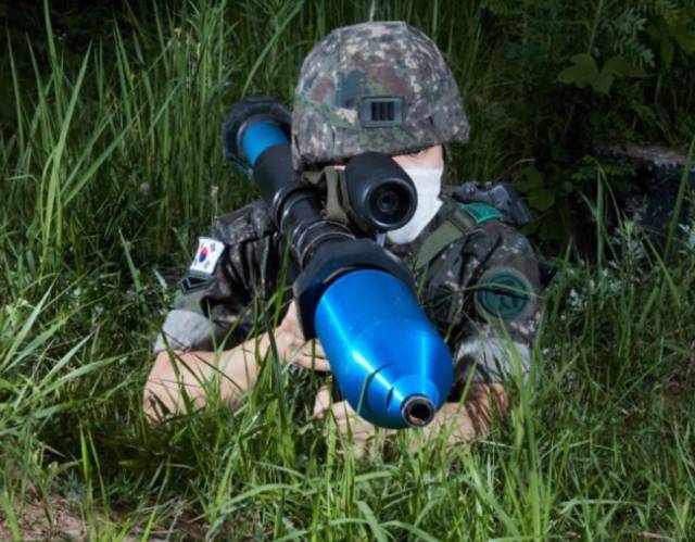 통합 사격훈련에서 한 장병이 적 표적을 향해 팬저파우스트-Ⅲ 대전차 로켓을 겨냥하고 있다. 사진 제공=국방일보