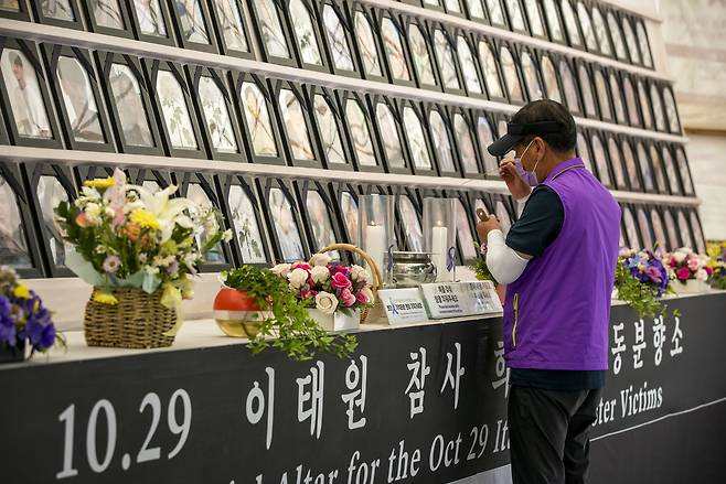 이태원 참사 희생자 이동민씨의 아버지 이성기씨가 5월22일 분향소로 출근해 향을 피우고 있다. ⓒ시사IN 신선영