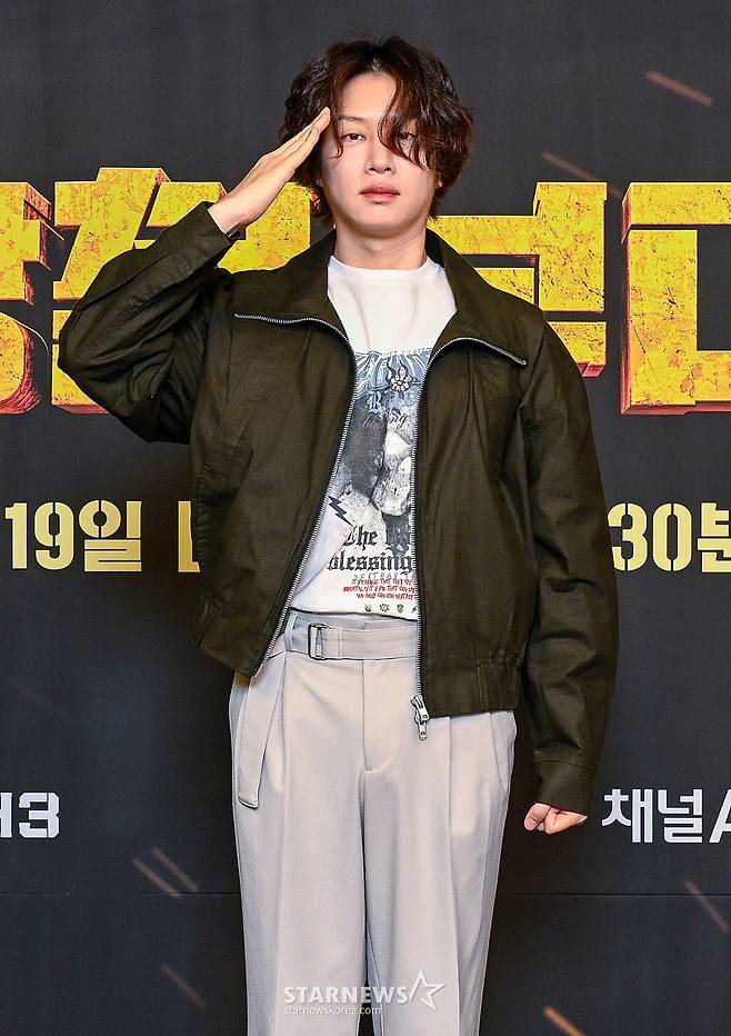 슈퍼주니어 김희철이 19일 오후 온라인으로 진행된 채널A, ENA 예능 프로그램 '강철부대3' 제작발표회에 참석해 포즈를 취하고 있다.  '강철부대3'는 최정예 특수부대 출신 예비역들이 팀을 이뤄 각 부대의 명예를 걸고 싸우는 예능 프로그램으로, 밀리터리 서바이벌 프로그램의 원조라 불린다. 지난 2021년 시즌1, 지난해 시즌2를 거쳐 1년 만에 시즌3로 돌아왔다. / 사진제공 = 채널A, ENA /사진=김창현