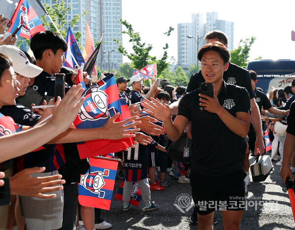 수원FC 이승우, 팬들과 하이파이브하는 모습.