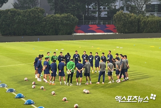 김도훈 감독이 이끄는 대한민국 축구 국가대표팀이 4일 싱가포르에 있는 비샨 스타디움에서 소집 이틀 차 훈련을 진행했다. 대한민국 축구 대표팀은 오는 6일 오후 9시 싱가포르 국립경기장에서 싱가포르 축구 대표팀과 2026 국제축구연맹(FIFA) 북중미(미국-캐나다-멕시코 공동 개최) 월드컵 아시아지역 2차 예선 C조 5차전을 치른다. 싱가포르, 김정현 기자