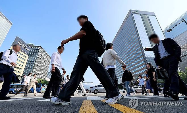 한국 평균임금 OECD 평균 90% 돌파…일본 제치고 격차 벌려 서울 세종로사거리 출근길 시민들