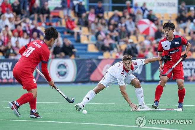 한국과 폴란드의 조별리그 1차전 경기 모습.  [EPA=연합뉴스]