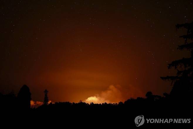 3일(현지시간) 하와이 킬라우에아 화산에서 용암이 분출되는 모습 [D.A. Phillips/USGS/AP=연합뉴스. 재판매 및 DB 금지]