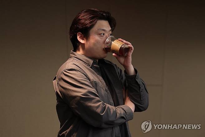 의정갈등 관련 심포지엄 지켜보는 박단 위원장 (서울=연합뉴스) 김성민 기자