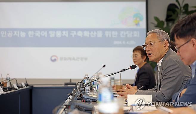 인사말 하는 유인촌 장관 (서울=연합뉴스) 유인촌 문화체육관광부 장관이 4일 서울 종로구 국립현대미술관 서울관에서 열린 인공지능 말뭉치 구축 확산을 위한 간담회에서 인사말을 하고 있다. 2024.6.4 [문화체육관광부 제공. 재판매 및 DB 금지] photo@yna.co.kr