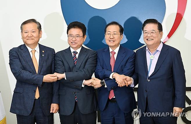 대구.경북 통합 논의 관계기관 간담회 (서울=연합뉴스) 최재구 기자 = 4일 서울 종로구 정부서울청사에서 열린 대구.경북 통합 논의 관계기관 간담회에 참석한 이상민(왼쪽 첫 번째) 행안부 장관과 참석자들이 기념촬영을 하고 있다. 왼쪽부터 이 장관, 이철우 경북도지사, 홍준표 대구시장, 우동기 지방시대위원장. 2024.6.4  [공동취재] jjaeck9@yna.co.kr