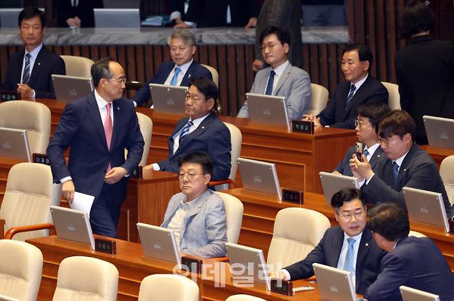 [이데일리 노진환 기자] 추경호(왼쪽) 국민의힘 원내대표가 5일 오후 서울 여의도 국회에서 열린 본회의에서 의사진행 발언을 위해 발언대로 향하고 있다. 박찬대(앞줄 오른쪽) 더불어민주당 원내대표가 동료 의원과 대화하고 있다.