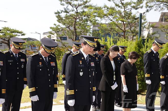 제69회 현충일을 맞아 김철문 경북경찰청장과 지휘부, 직장협의회, 공무원노조 경찰청지부, 주무관노조 대표 등이 함께 추모공원을 찾아 참배하고 있다(경북경찰청 제공)2024.6.5/뉴스1