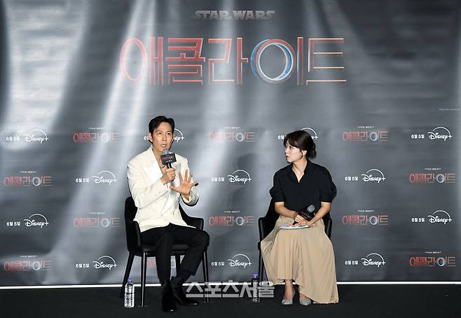 배우 이정재(왼쪽)가 5일 서울 용산구 CGV 아이파크몰에서 진행된 디즈니+ ‘애콜라이트’ 시사회 및 기자간담회에서 취재진의 질문에 답을 하고 있다.  ‘에콜라이트’는 평화를 수호하는 제다이 기사단의 황금기로 불리던 시대에 전대미문의 제다이 연쇄살인사건이 벌어지고, 그 뒤에 숨겨진 비밀과 진실 속 새롭게 떠오르는 어둠의 세력에 대한 이야기를 다룬 미스터리 액션 스릴러로 이정재가 제다이로 출연해 화제를 모았다. 2024. 6. 5.  박진업 기자 upandup@sportsseoul.com