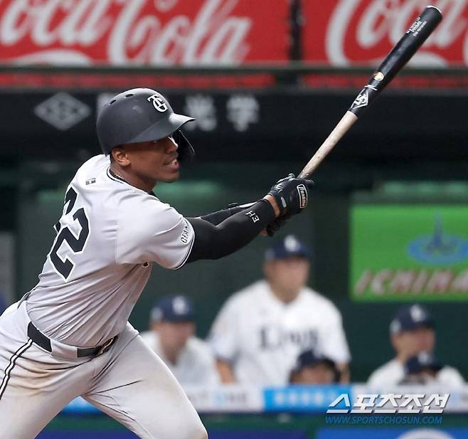 요미우리 새 외국인 외야수 에르난데스는  2일 세이무전에 이어 4일 요미우리전에서 2경기 연속 3안타를 터트렸다. 요미우리 외국인 타자로는 최초로 데뷔전부터 7경기 연속 안타를 기록했다. 사진캡처=요미우리 자이언츠 SNS