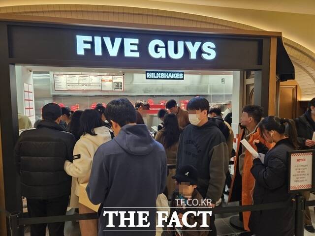 지난 2월 25일 서울 서초구 '파이브가이즈' 고속터미널점을 방문하기 위해 방문객들이 줄지어 기다리고 있다. /우지수 기자