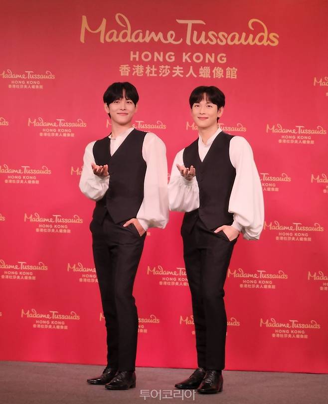 배우 임시완이 한국서 최초로 진행된 마담 투소 홍콩 밀랍인형 공개 행사에서 자신의 밀랍인형과 포즈를 취하고 있다. 