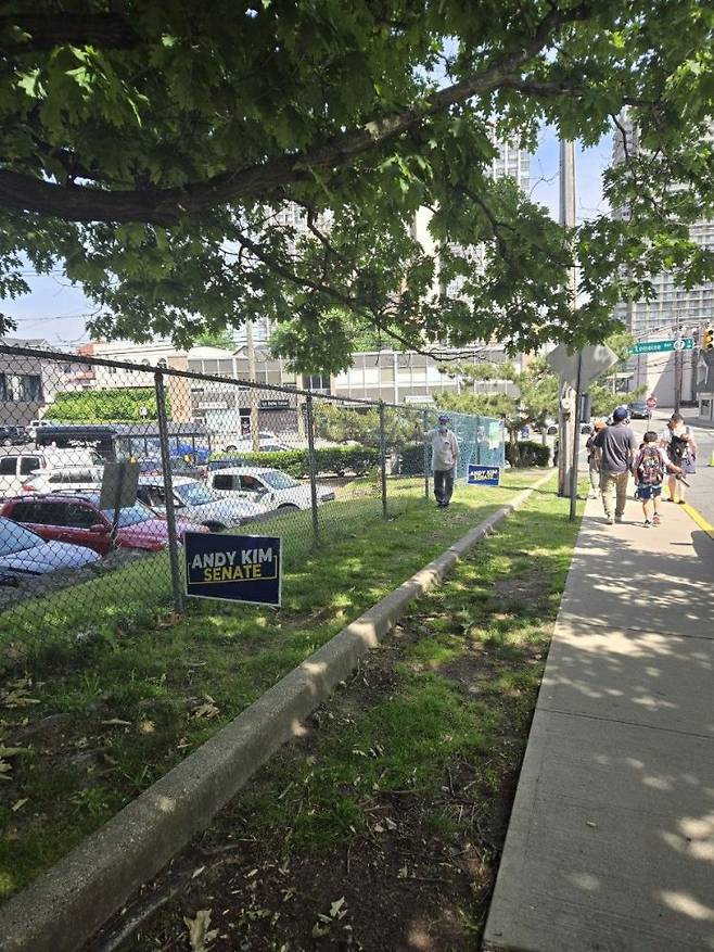 미국 뉴저지주 프라이머리(예비선거)가 실시된 4일(현지시간) 뉴저지 버겐 카운티에 '앤디 김 상원의원(ANDY KIM SENATE)'이라는 푯말이 설치돼 있다. 뉴저지=권해영 특파원