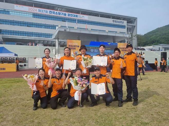 제37회 전국소방기술경연대회에서 수상한 경남소방본부 대원들이 기념사진을 찍고 있다. [사진제공=경남소방본부]