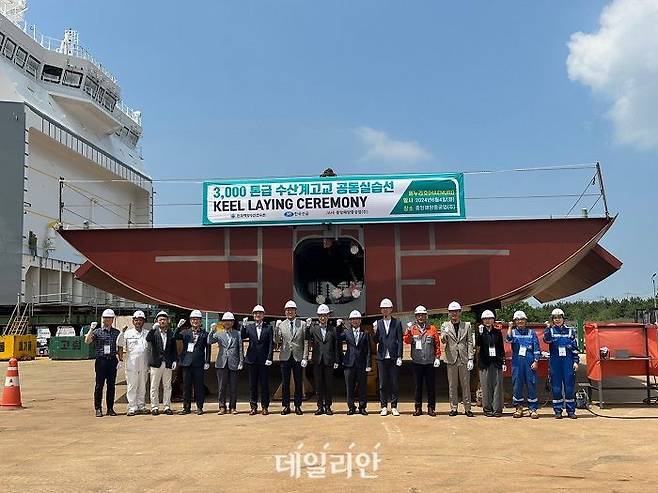 수산계고교 공동실습선 기공식에서 관계자들이 기념사진을 찍고 있다. ⓒ한국해양수산연수원