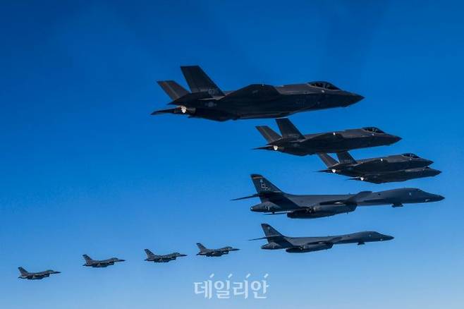 미국 공군의 B-1B 전략폭격기가 한반도에 전개한 가운데, 한미 연합공중훈련이 실시되는 모습(자료사진) ⓒ합동참모본부