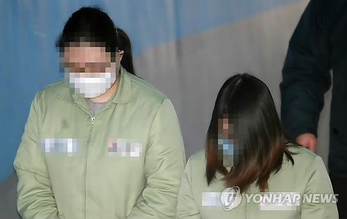 법정에 출석하는 '인천 초등생 살인' 피고인들 [연합뉴스 자료사진]