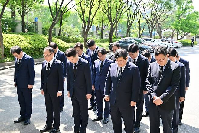 이원석 검찰총장(앞줄 왼쪽 두 번째)이 5일 서울 서초동 대검찰청 청사 내 추모공간인 '기억의 벽'을 찾아 묵념하고 있다. 대검찰청 제공.