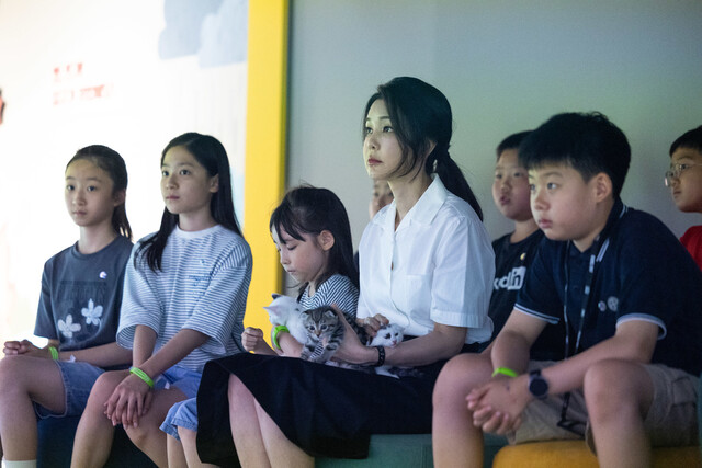 김건희 여사가 5일 서울 용산어린이정원에서 열린 ‘어린이 환경·생태 교육관’ 개관식에서 어린이들과 환경 위기와 회복에 대한 영상을 시청하고 있다. 대통령실 제공