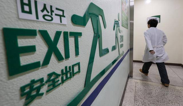 정부가 전공의 사직서 수리 방침을 밝힌 4일 대구 한 대학병원에서 의료진이 이동하고 있다. 연합뉴스