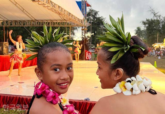 마리아나 미식축제에 참가한 학생들이 차모로족 전통 장식을 하고 공연 순서를 기다리고 있다.