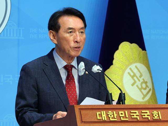 김석기 국민의힘 의원이 5일 오전 국회 소통관에서 김정숙 여사 인도 순방 관련 추가 의혹 제기 기자회견을 하고 있다. 연합뉴스