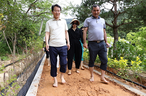 강진원 강진군수(왼쪽)가 지난 4일 개장한 V랜드공원 황토맨발길을 걷고 있다 [사진=강진군]