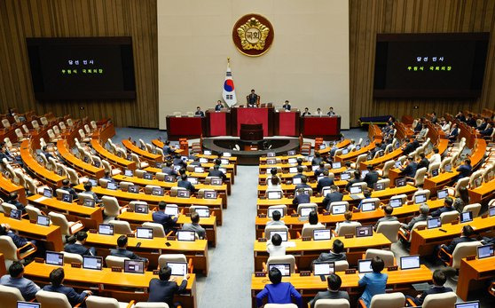 22대 국회 첫 본회의가 5일 여당인 국민의힘 불참 속 열렸다. 국회의장에 선출된 우원식 더불어민주당 의원이 5일 오후 서울 여의도 국회 본회의장에서 당선인사를 하고 있다. 2024.6.5/뉴스1