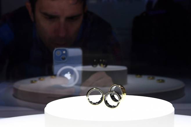 세계 최대 이동통신 전시회 '모바일 월드 콩그레스(MWC) 2024'가 개막한 2월 26일(현지 시간) 스페인 바르셀로나 피라 그란 비아 전시장 삼성전자 부스에 갤럭시 링이 공개되고 있다. 사진=연합뉴스