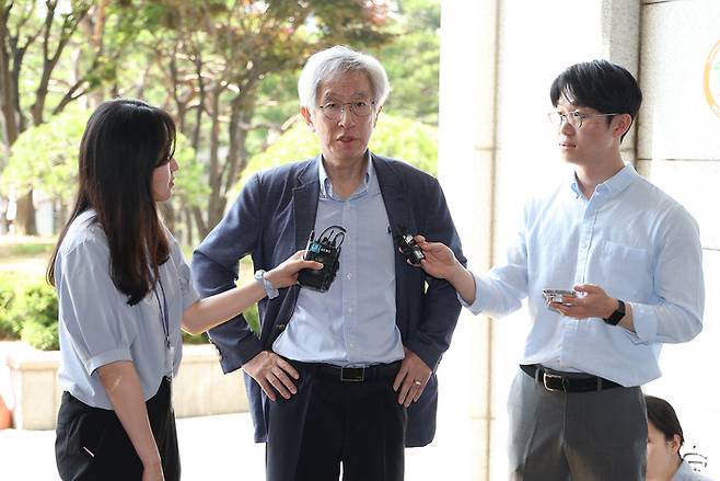 김용진 뉴스타파 대표가 ‘김만배 허위 인터뷰 보도 관여 의혹’ 소환조사를 위해 5일 오전 서울 서초구 서울중앙지검에 들어가기 전 취재진 질문에 답하고 있다. 연합뉴스