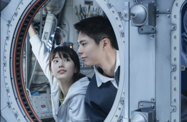 Suzy (left) and Park Bo-gum star in “Wonderland.” (Ace Maker Movieworks)