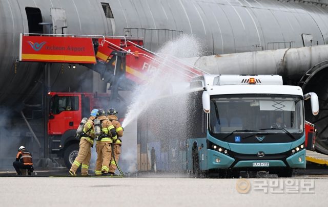 5일 인천국제공항 모형항공기 소방훈련장에서 진행된 행안부 주관 '2024 레디코리아 훈련'에서 소방대원들이 화재를 진압하고 있다.