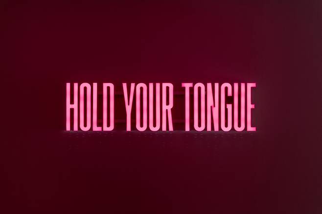 LED 조명 작업 ‘Hold Your Tongue’ [국제갤러리]