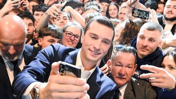 최근 프랑스에선 극우정당 '국민연합'(RN)의 조르당 바르델라(28) 대표의 인기가 대단하다. 젊고 친근한 매력으로 120만명의 틱톡 팔로워를 보유한 바르델라가 참석하는 집회에는 수천명의 구름 군중이 몰리는데, 이들 중 상당수가 20대 초반의 젊은 층이다. /AFPBBNews=뉴스1