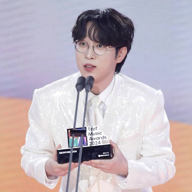 가수 안성훈이 지난 4월 서울 마포구 상암동 SBS 프리즘타워에서 열린 '트롯뮤직어워즈 2024'에서 '트렌드 아이콘' 상을 받은 뒤 소감을 말하고 있다. /2024.04.12. /사진=뉴스1