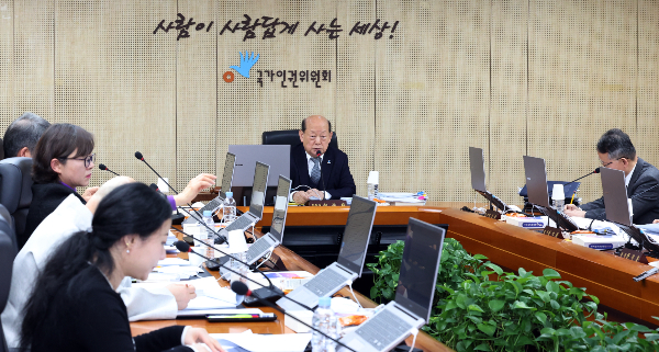 내부 규정이 없어 휴직 신청이 반려된 여성의 진정이 기각됐다. 사진은 지난 1월8일 오후 서울 중구 국가인권위원회에서 열린 2024년 1차 전원위원회. /사진=뉴스1