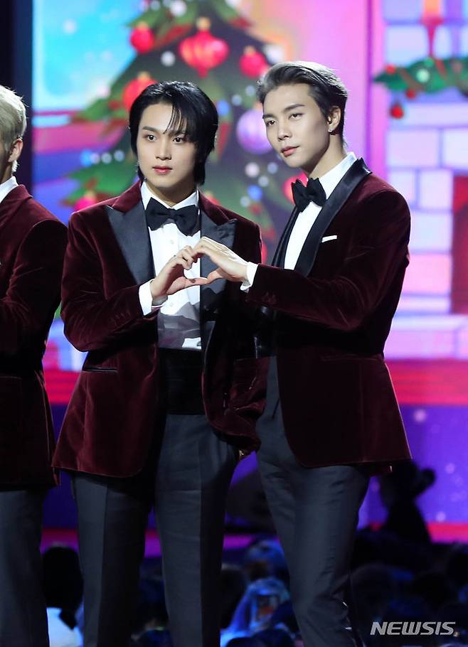 [인천=뉴시스] 김혜진 기자 = 그룹 NCT127 해찬, 쟈니가 25일 오후 인천 중구 인스파이어 아레나에서 열린 '2023 SBS 가요대전' 시상식에서 포즈를 취하고 있다. 샤이니 키, 투모로우바이투게더 연준, 아이브 안유진이 MC를 맡은 '2023 SBS 가요대전'은 동방신기, 샤이니, NCT 127, NCT 드림, 더보이즈, 프로미스나인, 스트레이 키즈, (여자)아이들, 에이티즈, 있지, 투모로우바이투게더, 크래비티, 스테이씨, 에스파, 엔하이픈, 아이브, 엔믹스, 르세라핌, 뉴진스, 싸이커스, 보이넥스트도어, 제로베이스원, 라이즈, 니쥬, 앤팀까지 총 25팀이 출연한다. 2023.12.25. jini@newsis.com