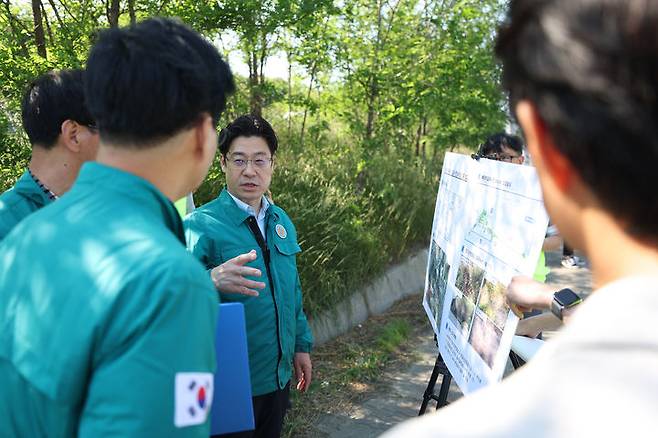 [수원=뉴시스] 4일 오후 오병권 경기도 행정1부지사가 여름철 집중호우 대비 급경사지(화성)를 방문해 현장을 점검하고 있다. (사진=경기도 제공) 2024.06.05. photo@newsis.com *재판매 및 DB 금지