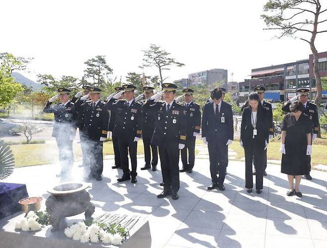 경북경찰청은 제69회 현충일을 맞아 경북호국경찰 추모공원을 찾아 참배하고 헌화했다. *재판매 및 DB 금지